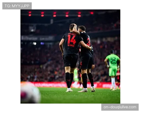 特写：终场哨响，勒沃库森主帅阿隆索与教练组平静拥抱